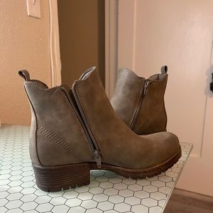 Crown vintage women’s zip up booties